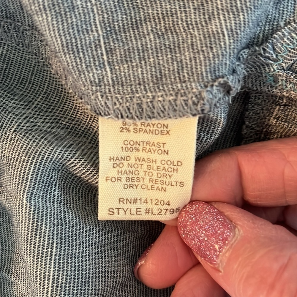 Hem & Thread Women’s Light Blue Shirt With Ruffle In Back High-Low Hem NWT - Picture 5 of 9